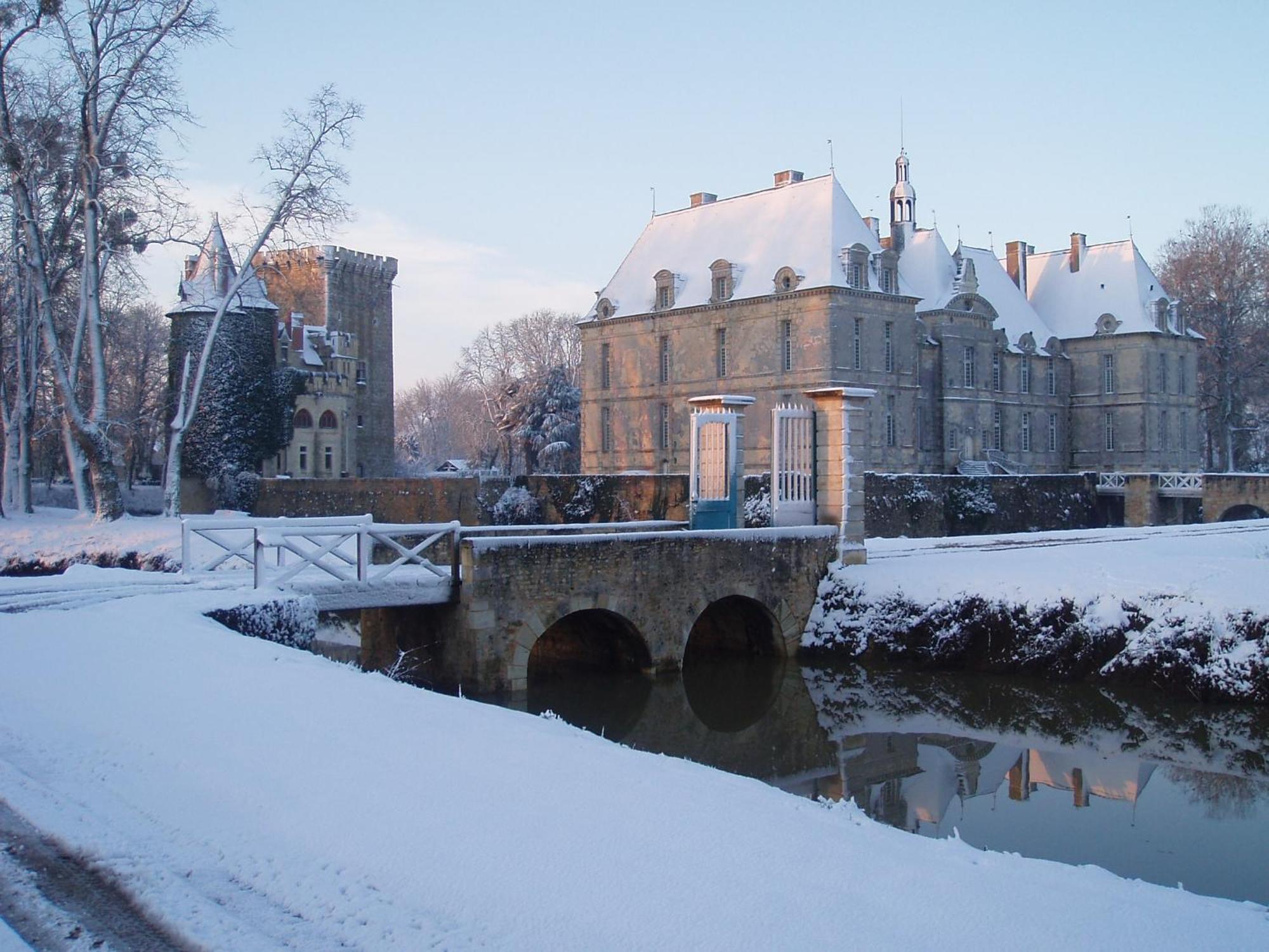 Chateau De Saint Loup Exterior photo