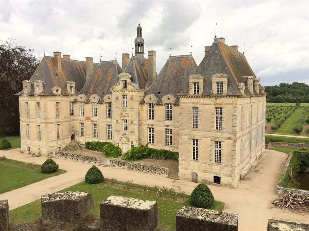 Chateau De Saint Loup Exterior photo