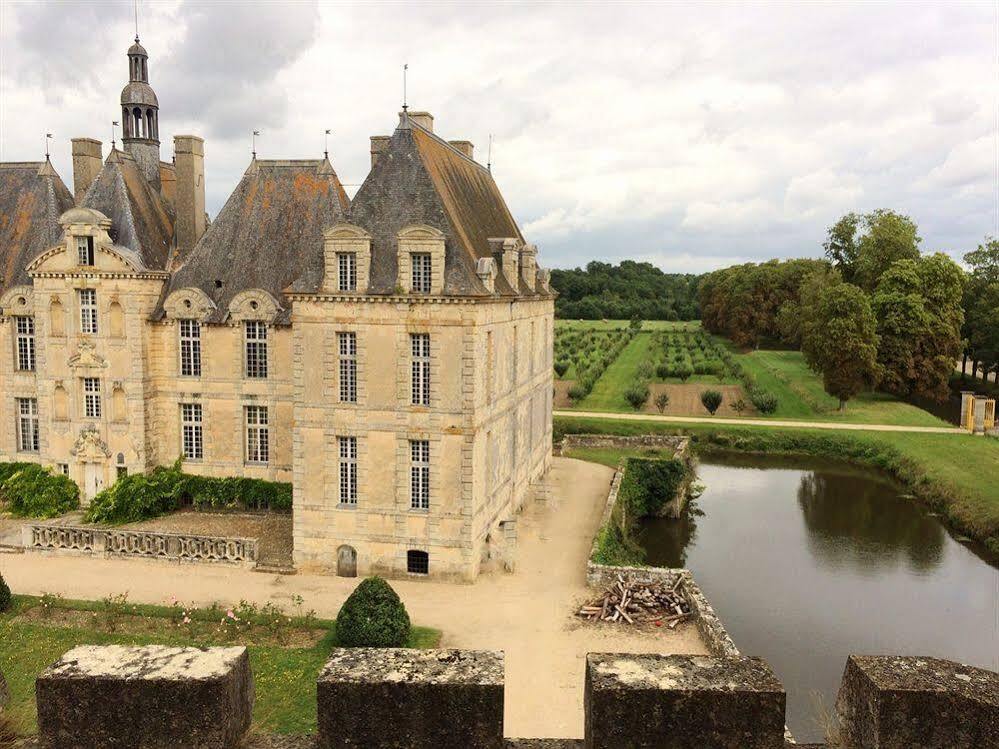 Chateau De Saint Loup Exterior photo